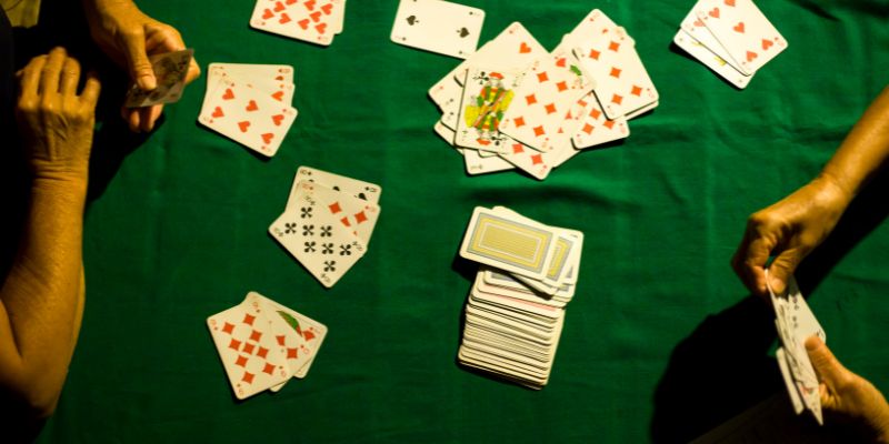 Nên chứa các lá bài có giá trị thấp hoặc một cặp không quá mạnh