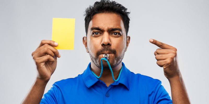 Trọng tài khó tính dễ dàng rút thẻ trong nhiều tình huống